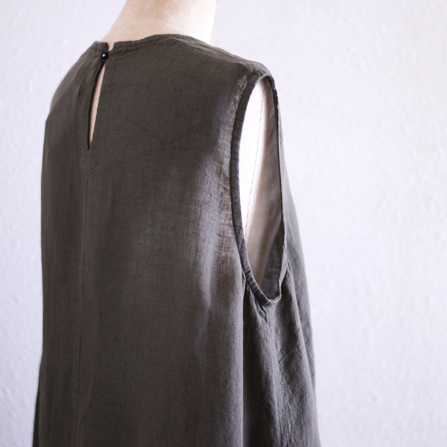 リネンスリーブレスロングワンピース Charcoal Gray
