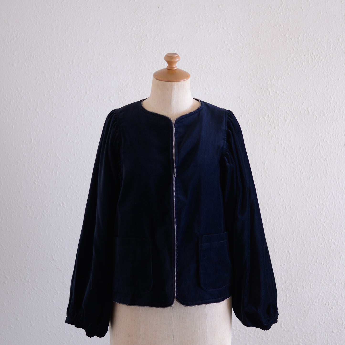 Velvet gathered sleeve short jacket Navy