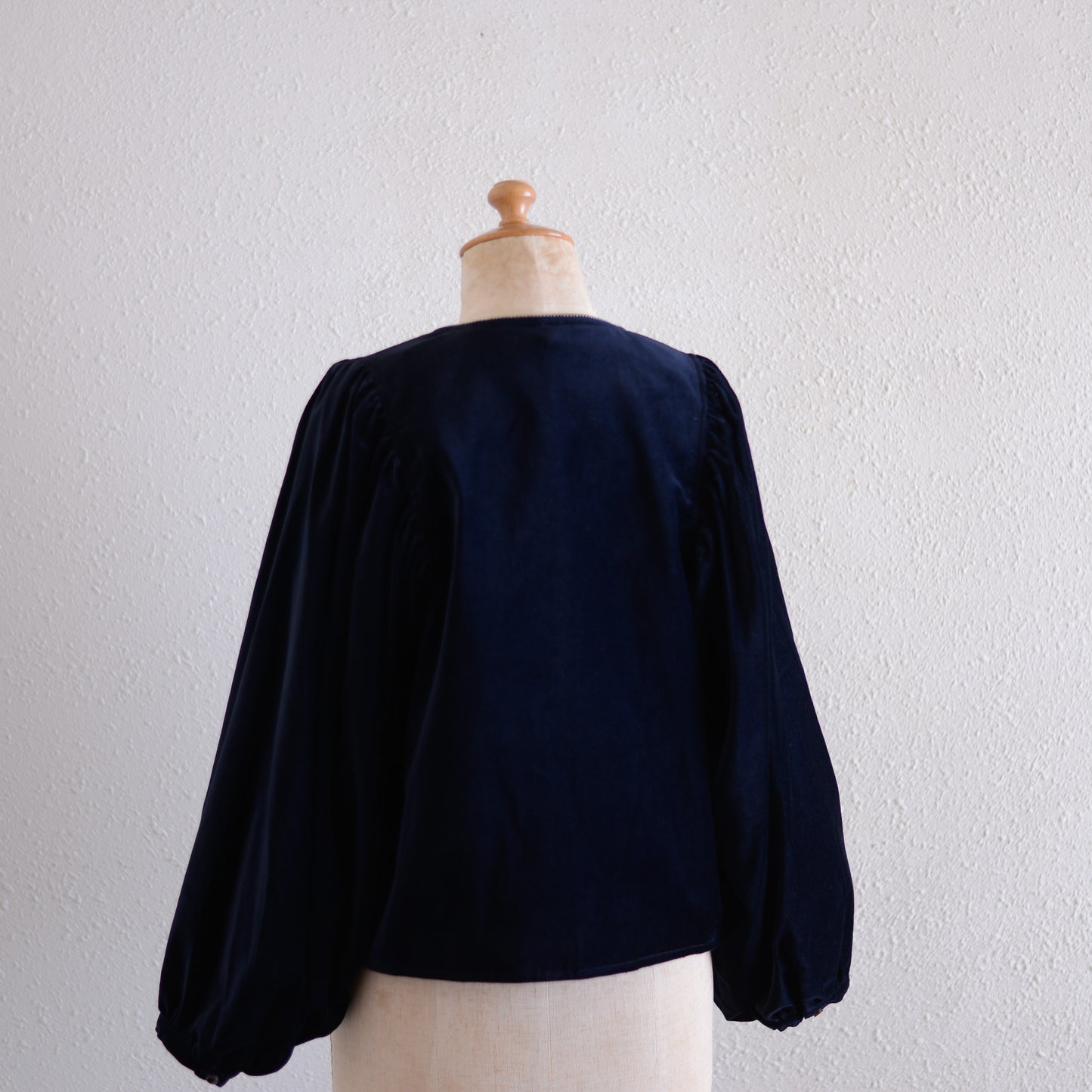 Velvet gathered sleeve short jacket Navy