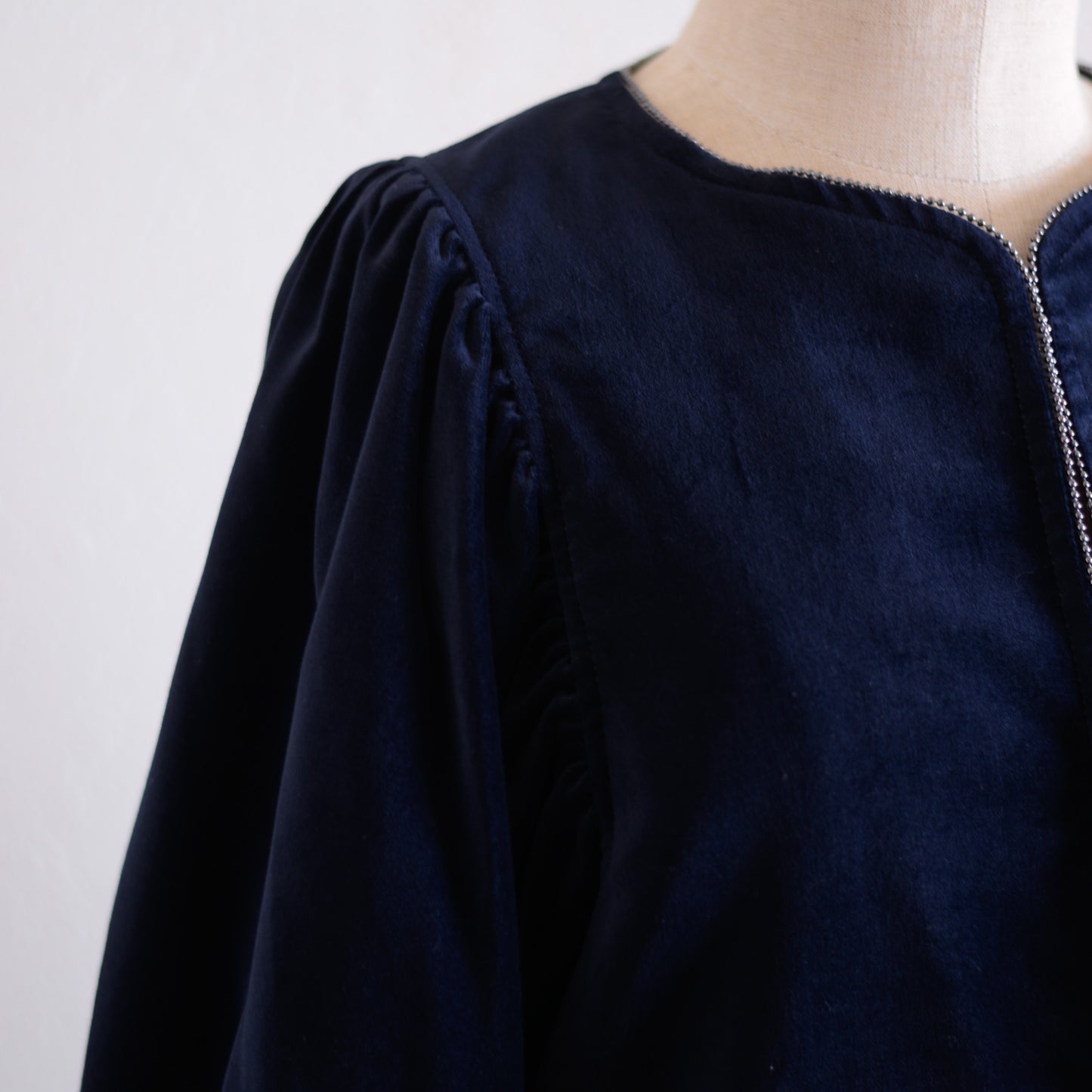 Velvet gathered sleeve short jacket Navy