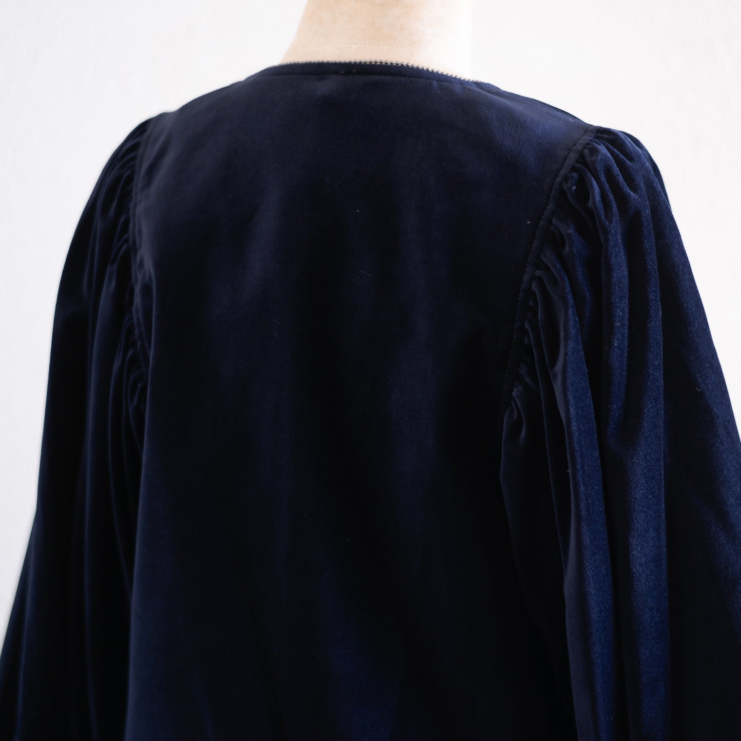 Velvet gathered sleeve short jacket Navy