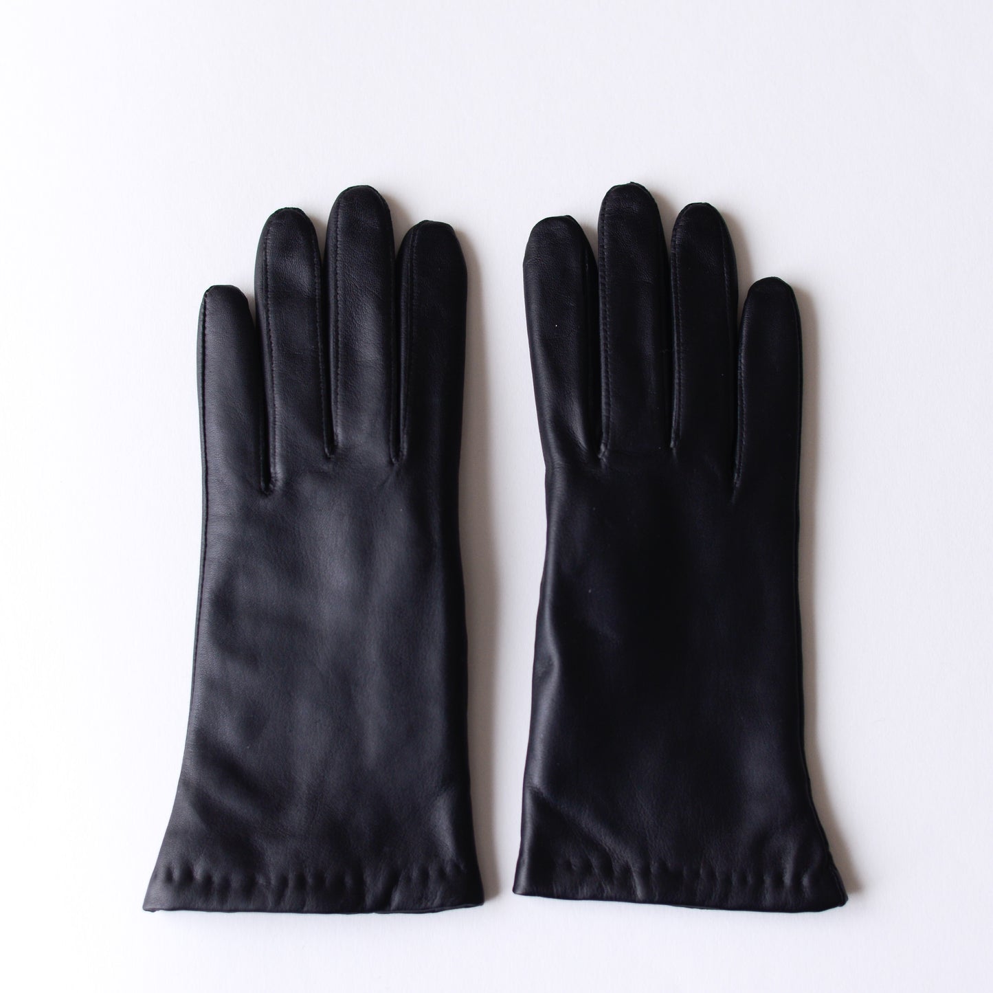 Cashmere-lined leather gloves in Black
