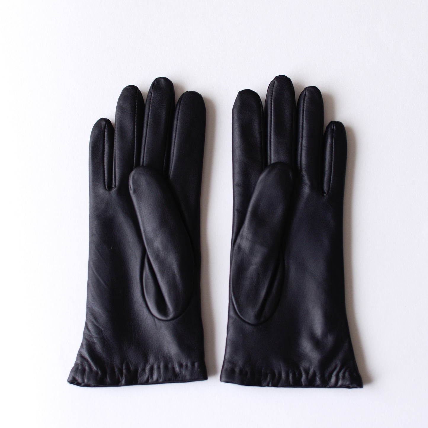 Cashmere-lined leather gloves in Black
