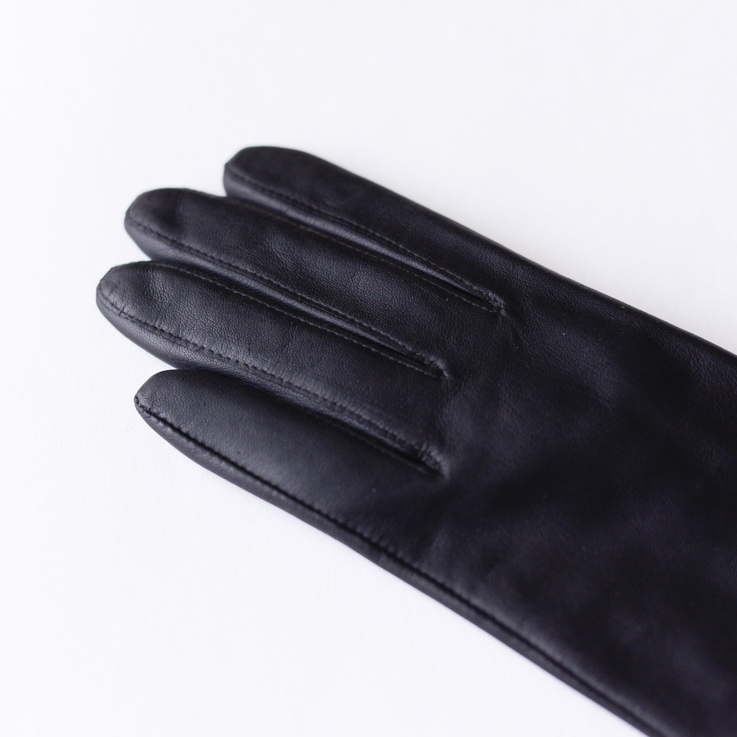 Cashmere-lined leather gloves in Black