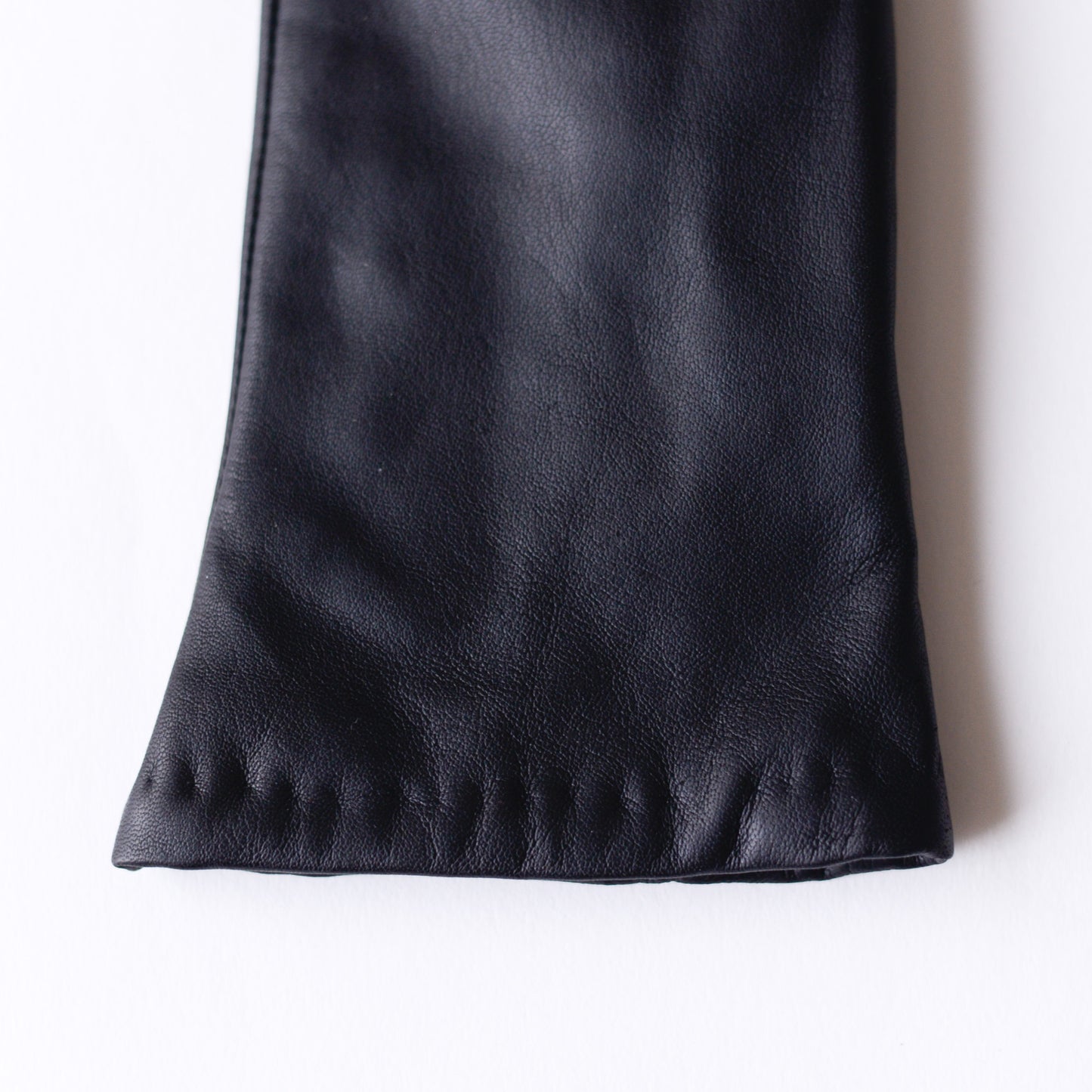 Cashmere-lined leather gloves in Black
