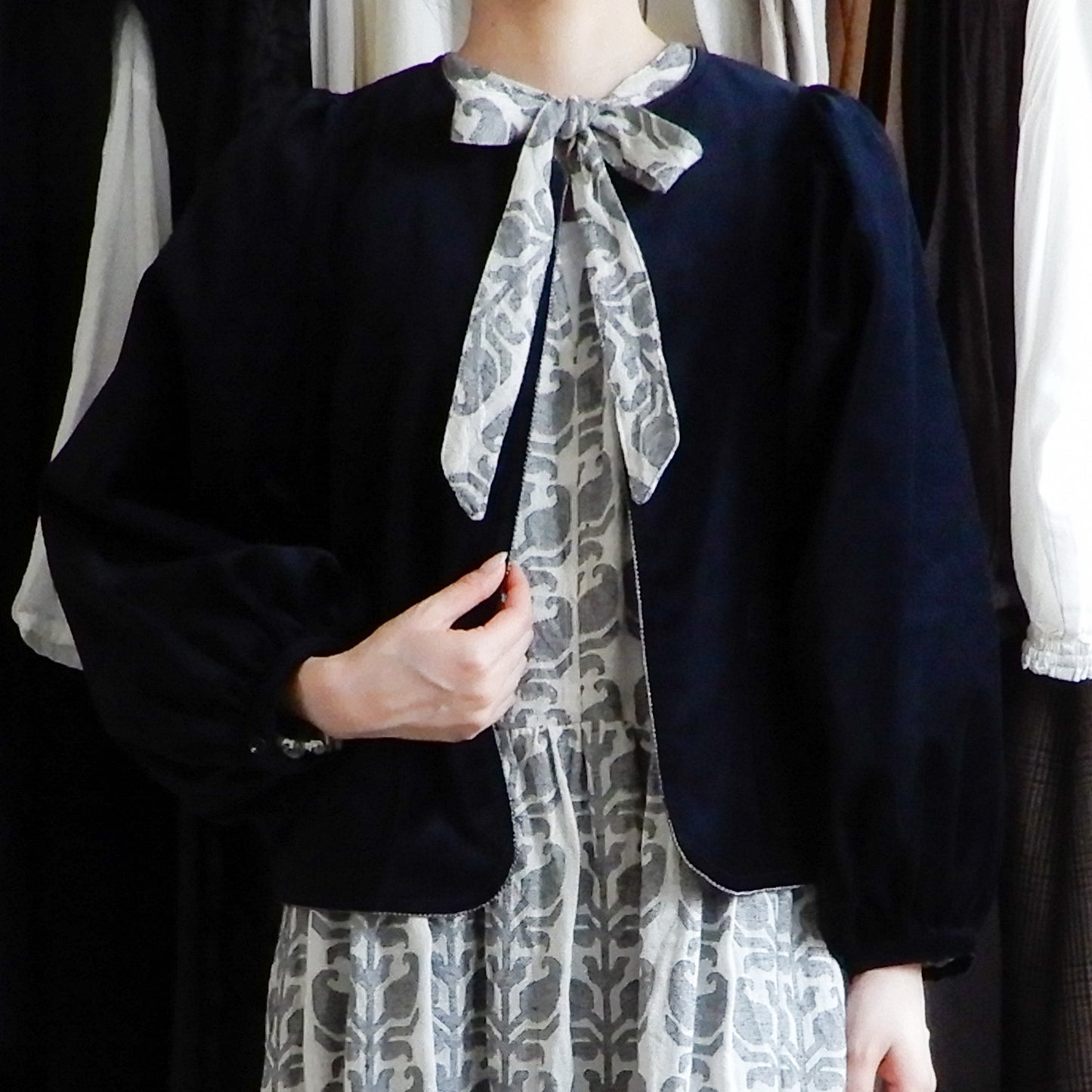 Velvet gathered sleeve short jacket Navy