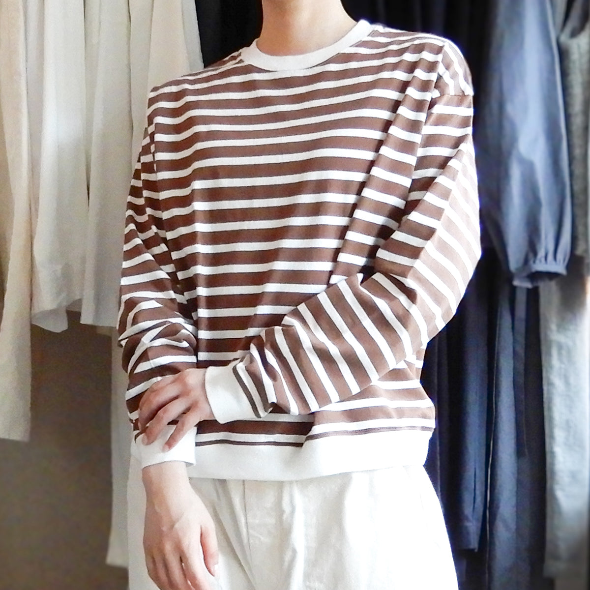 コットンボーダクルーネックプルオーバー Brown × Off White